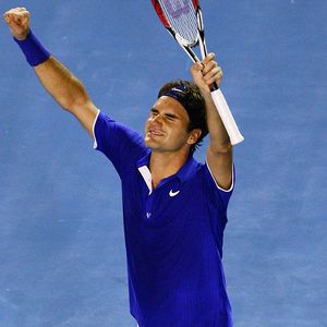 Federer celebrates after def. Roddick in straight sets